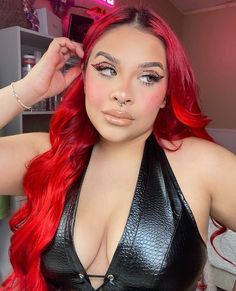 @laurensrevenge custom colored her 26" Platinum Blonde Clip-ins to ahceive this beatiful red ombre look. Our #613 Platinum Blonde is perfect for those who have vibrant colored hair as it is the perfect blank canvas to create your unique style. 😍