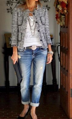 20 ELEGANT OUTFITS WITH JEANS TO WEAR NOW FOR WOMEN OVER 50 - valemoods Outfits With Jeans, Stylish Outfits For Women Over 50, Elegant Outfits, Owl Tattoo, A Jacket, Fashion Hacks Clothes