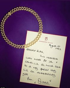 a bracelet with a note attached to it on a purple background and an inscription written in spanish