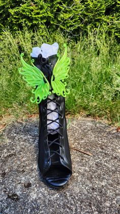 ️Elevate your footwear with our sparkly fairy wings! Works with any shoe with laces! Choose from 1 pair (1 wing per shoe) or 2 pairs (1 pair of wings per shoe)  Colours: ✨️ Lime green ✨️ Red ✨️ Black ✨️ Blue ✨️ Bright yellow ✨️ Gold  Crafted from durable, flexible, waterproof TPU 🌧️ Fits various lace sizes 🔗 Compatible with shoes, boots, and sneakers 👟👢 Transform your ordinary laces into enchanting beauty. Perfect for themed events, cosplays, or sparking intriguing conversations.  Upgrade wi Fairy Butterfly, Lace Accessories, Wing Shoes, Butterfly Wing, Fairy Wings, Shoe Insoles, Shoe Lace, Boots And Sneakers, Butterfly Wings