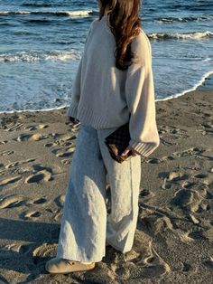 Comfy Beach Outfit Cold, Linen Pants Aesthetic Outfit, Beachy Outfits For Winter, Casual Winter Beach Outfit, Costal Vacation Outfits, Beach Autumn Outfit, Winter Beach Fashion, Picnic Outfits Winter, Gloomy Beach Day Outfit