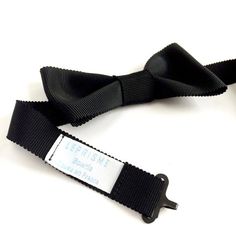 This is the bow tie every man should have in your wardrobe.The black bow tie is a timeless and it is ideal to be chic in various events. Wedding, birthday, Gala, etc.This bow as the set of bowties Prism Bowtie was made by hand in France and with love.Bow size: about 10x5cmChoker adjustable from 33 to 47 cm. Ideal to fit perfectly around your neckMake you directly on the site to see other great classics of the masculine.> www.leprismebowtie.comBow tie made in Lille. Classic Adjustable Bow Tie For Black-tie Events, Classic Bow Tie For Black-tie Events, Adjustable Black Bow Tie For Father's Day, Adjustable Black Ties As Gifts, Black Bow Tie With Bow Tie Back, Adjustable Bow Tie For Black Tie Events, Classic Black Bow Tie And Accessories, Adjustable Black Bow For Black Tie Events, Classic Black Bow Tie And Suit Accessories