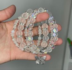 Big Beaded Bracelets Aesthetic, Clear Bracelet Ideas, Aesthetic Crystal Bracelet, Braclets Ideas Aesthetic, Braslet Ideas With Beads, Crystal Bracelets Ideas, Pretty Bracelets Aesthetic, Bracelets Baddie, Cute Glass Bead Bracelet Ideas