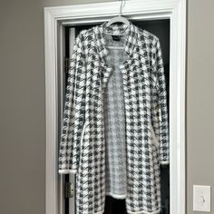 Cliche Houndstooth Cardigan With Tag And Pockets. Size Large. Chic Plaid Cardigan With Long Sleeves, Chic Plaid Long Sleeve Cardigan, Plaid Long Sleeve Cardigan For Work, Winter Houndstooth Long Sleeve Cardigan, Long Sleeve Houndstooth Cardigan For Winter, Winter Long Sleeve Houndstooth Cardigan, Long Sleeve Houndstooth Pattern Winter Cardigan, Long Sleeve Houndstooth Cardigan For Fall, Cozy White Sweater Coat For Work