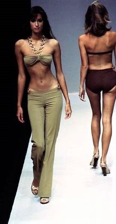 Iconic 90s Runway Fashion, 90s Spring Runway, Italian 70s Fashion, 90s Fashion Summer 1990s, 80s Summer Fashion Vintage, Classy Summer Aesthetic, 90s Runway Dresses, Vintage Supermodel, Vintage Runway Dresses