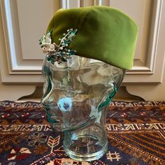 Stunning Vintage Green Velvet Pillbox Hat Adorned With A Beautiful Jeweled Brooch. It’s In Excellent Condition For Its Age. Designer Is Don Anderson Of New York. Interior Of Hat Is Lined With Green Satin. I Wear Small - Medium Size Hats And This Fits My Head Perfectly. This Hat Makes A Statement!! Jeweled Brooch, New York Interior, Pillbox Hat, Pill Boxes, Green Satin, Green Velvet, Hat Making, Vintage Accessories, Medium Size