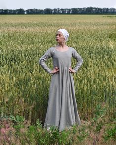 Historically accurate woolen women's cotehardie or kirtle for reenactors in the medieval style. Made to order. This cotehardie is worn as an underdress over a chemise. The item features: - cut with a wide, low neckline - fitted upper part - the volume of the skirt is achieved with wedges and reliefs - narrow long sleeves - the length reaches the floor - the bottom of the dress is padded with a linen lining We offer two types of sewing the cotehardie: 1. 50/50 (industrial / manual) i.e. invisible Middle Ages Dress, Medieval Dress Peasant, Dress Medieval, Woolen Dress, Medieval Gown, Invisible Stitch, Medieval Woman, Woolen Dresses, Period Outfit