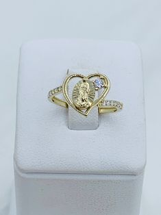 ❤️ 10k gold ring Virgin Mary heart ❤️ Yellow gold ❤️ Size 7.5 - can be sized ❤️ New Jewelry ❤️ White cubic zirconia Check out my other jewelry ❤️ Anillo de la Virgen María de 10 Kilates oro sólido ❤️ Tamaño 7.5 - can be sized ❤️ Anillo para mujer con piedra blanca ❤️ Joyeria Nueva ❤️ Oro dorado ❤️ Virgen de Guadalupe corazón Stock #11403 10k Gold Ring, Virgin Mary, 10k Gold, Wedding Engagement, Wedding Rings Engagement, Solid Gold, Wedding Bands, Favorite Jewelry, Gold Rings