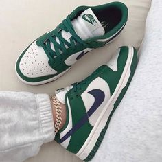 New With Box 100% Authentic Nike Dunk Low Gorge Green, Nike Shoes Blue, Trendy Shoes Sneakers, Pretty Shoes Sneakers, All Nike Shoes, Shoes Teen, Cute Nike Shoes, Green Sneakers, Fresh Shoes