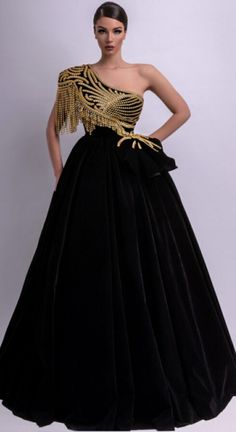 Military Inspired Fashion, Night Gown Dress, Gold And Black Dress, Gowns Dresses Elegant, Dinner Dress Classy, Red Dresses Classy, Prom Dress Inspiration, Lace Outfit, Fashion Statements