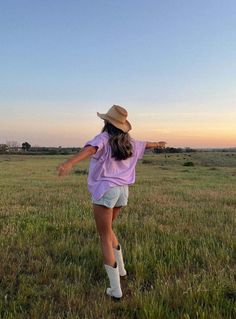 Casual Cowboy Boots Outfit, Cowgirl Chic Outfits, White Cowgirl Boots Outfit, Cowboy Boots Outfit Winter, White Cowboy Boots Outfit, Cowgirl Era, Boots Outfit Ideas, Cowboy Boots Outfit, Cowboy Boot Outfits