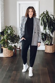 StyleDahlia wearing Banana Republic matching sweater set, Anine Bing Blazer and Zadig & Voltaire sneakers. #styledahlia #winterstyle #matchingset #sweaterset #allblack #over40style Cold Outfit, Midlife Fashion, Cold Weather Outfit, Fitness Outfits, Winter Outfits Cold, Snow Outfit, Wearing All Black, Matching Sweaters, Black Outfits