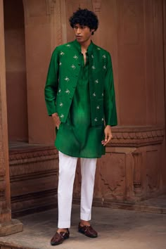 Buy Green Chanderi Silk Embroidery Floral Safi Bundi And Kurta Set For Men by Seema Nanda Online at Aza Fashions. Mens Mehendi Outfits, Men Mehendi Outfits, Men’s Dress Attire For Beach Wedding, Mens Traditional Wear Indian Kurta, Sangeet Men Outfit, Men Sangeet Outfits, Men’s Kurta, Mehendi Outfits For Men, Green Kurta Men