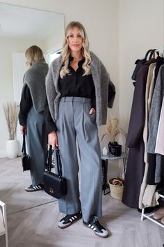 Smart Casual Work Outfit With Sneakers, Grey Tailored Trousers Outfit, Grey Trousers Outfit Women Work Attire, Light Grey Trousers Outfit, Grey Trousers Outfit Women, Gray Trousers Outfit, Worker Clothes, Smart Casual Workwear, Grey Trousers Outfit