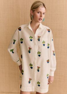 Embroidered shirt dress;Shirt collar and long sleeves;Button placket ;Liquette bottom ;Bottom of dress ;Length from shoulder 87 cm / 34.2 in (for a36) Dress Shirt Collar, Embroidered Shirt Dress, Denim Suit, Bright Florals, Button Down Dress Shirt, Button Down Dress, Bag Dress, Short Jacket, Embroidered Shirt