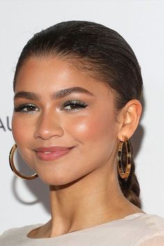 Zendaya Eyebrows, Beauty Hacks Eyelashes, Daily Beauty Tips, Eyebrow Shapes, Beauty Therapy, Cream Makeup, Perfect Eyebrows, Eyebrow Shape, Eyebrow Shaping