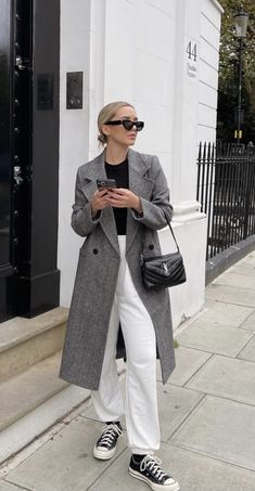 Light Grey Coat Outfit, Grey Coat Outfit Winter, Coat Outfits For Women, Nyc Outfits, Trench Coat Outfit