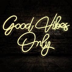 a neon sign that says good vibes only