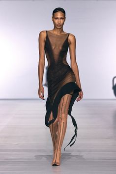 Mugler - Spring 2024 Ready-to-Wear https://www.vogue.com/fashion-shows/spring-2024-ready-to-wear/mugler/slideshow/collection#8 High Fashion Runway, Sheer Clothing, Runway Trends, Looks Vintage, Festival Outfits, Paris Fashion, Paris Fashion Week