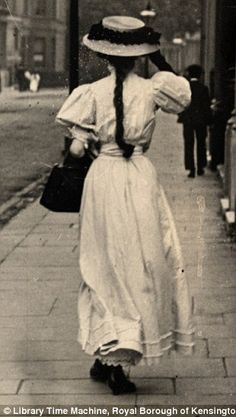 a formally dressed woman in a white dress and a black handbag walks along the street on June 15th 1908 Fashion In London, Vintage Foto's, 1900s Fashion, Street Style Blog, Paris Mode, Costume Drama, Photo Vintage