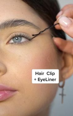 Eyeliner Filter Instagram, Felt Tip Eyeliner Tutorial, Liquid Eyeliner Looks, Eye Liner Designs Eyeliner Styles, Pretty Eyeliner, Different Eyeliner, Tutorial Eyeliner, Makeup Hacks Videos, Eyeliner Tips