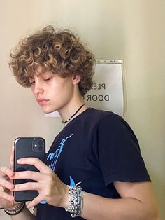 Short Curly Hairstyles Boys, Short Curly Hair Dye Ideas Men, Curly Dyed Hair Men, Ftm Haircuts Curly, Dyed Curly Hair Men, Short Curly Haircuts Men, Curly Hairstyles Boys, Growing Long Hair, Ftm Haircuts