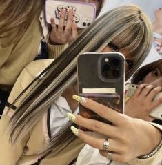 Frost Blonde Hair Highlights, 2000s Chunky Highlights Hair, Skunk Highlights On Blonde Hair, Chunky Highlights Asian, Y2k Highlights Hair, Skunk Hair With Bangs, Blonde Highlights With Bangs, Skunk Hair Short, Blonde Hair With Black Highlights