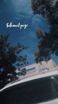 a car parked in front of a building under a blue sky with the words schunt pag on it