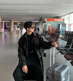 Mens Airport Style, Black Korean Outfit, Korean Black Outfit, Airport Outfit Korean, Airport Outfit Men, Bad Boy Outfits, Outfits Male, Korean Airport Fashion