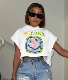 Cropped Graphic Tees, Dope Fits, Graphic Tee Outfits, Wardrobe Update, Short Sleeve Hoodie, Smiling Face, Spring Outfits Women, Summer Prints, Tshirt Outfits