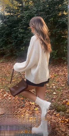 Cream Boots Outfit, Cream Sweater Outfit, Platform Boots Outfit, White Platform Boots, White Boots Outfit, Chelsea Boots Outfit, Rush Outfits, Cream Boots, Winter Boots Outfits