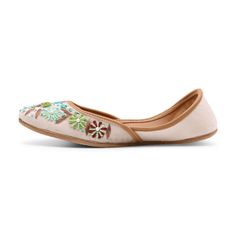 Our Khazana - Ivory Bridal Jutti offers a blend of traditional design and modern sophistication. Handcrafted with care, these juttis add a touch of style to any outfit. They are perfect for weddings and other special occasions, as well as daily wear. Pakistani Jutti, Ghungroo Jutti, Punjabi Jutti With Ghungroo, Traditional Jutti, Golden Punjabi Jutti, Ivory Bridal, Pearl White, Daily Wear, Timeless Elegance