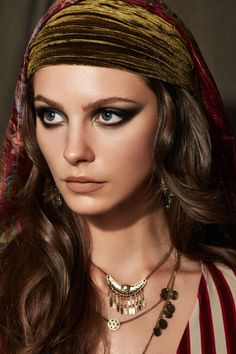 Pirate Girl Makeup, Fortune Teller Makeup, Pirate Makeup, Easy Couple Halloween Costumes, Pirate Face, Girl Pirates, Boho Headpiece, Pirate Halloween, Queen Makeup