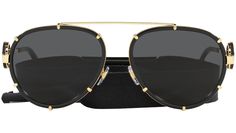 Colección de gafas de sol Versace modelo VE2232, variante de montura negra, código de color 143887 con lentes gris oscuro. Versace es una de las casas de moda de lujo más emblemáticas y famosas del mundo. Orgullosamente italiano, está diseñado para hombres y mujeres que desean un estilo moderno y glamuroso que combine sofisticación y atractivo sexual. La Maison es el epítome del glamour sensual, sexy y empoderador: un verdadero símbolo del lujo italiano. Sunglasses Women Black, Aviator Sunglasses Women, Model Versace, Aviator Eyeglasses, Shape Sunglasses, Stylish Eyeglasses, Versace Glasses, Sunglasses Women Aviators, Black Aviators