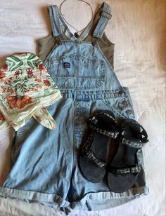 Clean Granola Outfit, Socal Outfit Aesthetic, North Carolina Aesthetic Outfits, Granola Jeans Outfit, Cottagecore Granola Aesthetic, Granola Festival Outfit, 70s Granola Aesthetic, Granola Girl Overalls Outfit, Granola Accessories