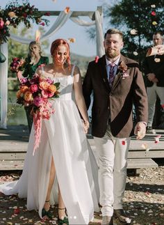 Power couple at their outdoor wedding. The groom is wearing our Brown Herringbone Tweed Jacket, the bride is wearing a lovely white dress, holding a stunning flower bouquet. Woodstock Wedding Theme, Suit Moodboard, Brown Tweed Jacket, Woodstock Wedding, Girly Wedding, Colorful Wedding Cakes, Herringbone Tweed Jacket, Wedding Cruise, Elsa Cosplay