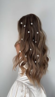 @hannaschonberg Simple Prom Hair, Cut Her Hair, Italian Wedding, Light Brown Hair, Bride Hairstyles, Prom Hair, Wavy Hair, Healthy Hair, Hair Inspo