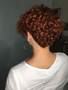 Cabelo rui, curto e cacheado .#ruivo #pixiecut #pixie Curly Haircut, Curly Pixie Hairstyles, Curly Pixie Haircuts, Natural Curly Hair Cuts, Messy Bob Hairstyles, Icy Blonde Hair, Curly Hair Photos, Short Curly Haircuts, Growing Out Short Hair Styles