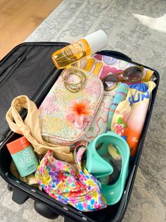 Traveling Aesthetic Suitcase, Packing For Barbados, Summer Suitcase Packing, Beach Packing Aesthetic, Florida Packing, Vaction Outfits, Beach Packing List