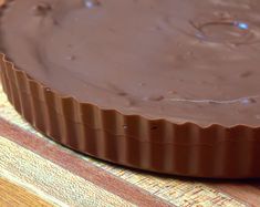 a chocolate tart crust on top of a wooden cutting board with the words pot chef written below it