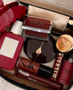 Red Skincare Aesthetic, Red Makeup Products, Christmas Makeup Gifts, Aesthetic Makeup Products, Whats In My Makeup Bag, Makeup Gifts, Haut Routine, Lipstick Blush, Compact Makeup