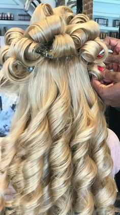 Pin Curls Aesthetic, Hairstyles Rollers, Pin Curls Long Hair, Hair In Curlers, Curls Long Hair, Hairstyles Curls, Blonde Curls, Pin Curls