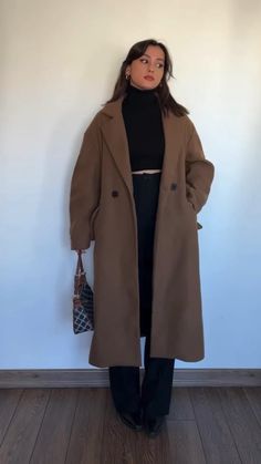 Long Brown Coat Outfit Casual, Long Brown Trench Coat, Trench Coat Brown Outfit, Long Brown Trench Coat Outfit, Manteau Long Beige, Outfits Con Saco Beige, Winter Coats Women Cold Weather, Brown Trench Coat Outfit, Oversized Coat Outfit