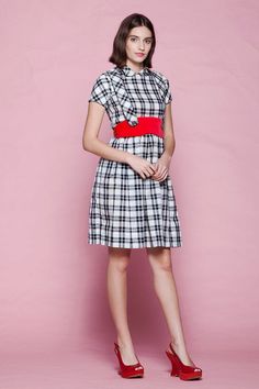 pinafore dress, Peter Pan collarunworn vintage 60s baby dollgingham plaid black white redconvertible EXTRA SMALL XSred velvet belt and pinafore straps are removable----- MeasurementsShoulders : 13"Bust (flat x 2) : 33"Waist (flat x 2) : 24"-29"Hips (flat x 2) : 60"Length : 36"Sleeve Length : 6"Tag : youngland / 14Condition : brand new, unworn. original hang tag attached.Pinned on model? : NoNote : red velvet belt and pinafore straps are removeable Gabrielle is 5′7″ tall with 33" bust, 25" waist, Chic A-line Plaid Dress, Casual Gingham Plaid A-line Dress, Preppy Fitted Plaid Dress For Picnic, Black Short Sleeve Cotton Plaid Dress, Black Cotton Short Sleeve Plaid Dress, Black Plaid Cotton Dress With Short Sleeves, Preppy Plaid Short Sleeve Dress, Retro Short Sleeve Plaid Gingham Dress, Retro Mini Length Plaid Dress