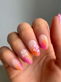 Nail Art Designs Acrylic Almond, Short Acrylic Nails Designs For Summer, Nail Art Hibiscus Flower, Short Nails Art Summer 2024, Summer Airbrush Nails, Hawian Nails Designs, Nails With No Design, Short Tip Nails, Summer Beachy Nails