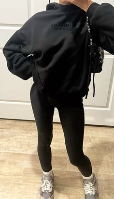 Chill Black Outfits, Black Hoodie Outfit Black Women, Black Leggings Outfit Black Women, All Black Outfit Leggings, Black Hoodie Outfit, Black Essentials, Black Leggings Outfit, Chill Fits