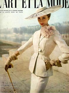 1953 Marie-Thérèse wearing a suit by Pierre Balmain, cover by Georges Saad 50s white suit jacket skirt color photo print ad model magazine 1950 Fashion, Glamour Vintage, Vintage Suit, Look Retro, Fashion 1950s, Vintage Fashion Photography, Style Inspiration Spring, Vintage Suits, Foto Poses