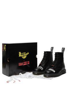 The 1460 boot comes in sleek, black Milled Smooth leather. Emblazoned with ‘Sex Pistols’, ‘Anarchy’ and ‘God Save The Queen’ lettering across the upper, it’s finished off with a black heel loop, white stitching and black laces. The 1460 is the original Dr. Martens boot. Its instantly recognizable DNA looks like this: 8 eyes, classic Dr. Martens Smooth leather, grooved sides, a heel-loop, yellow stitching, and a comfortable, air-cushioned sole. Original 8-eye boot Built on the iconic Dr. Martens Queen Lettering, Fred Perry Amy Winehouse, Steve Jones, Iconic Moments, Digital Wallet, Boots Uk, Thick Socks, Save The Queen