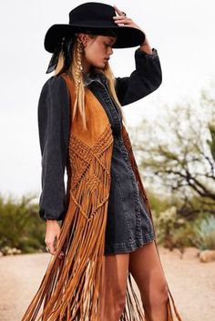 Fringed Vest Outfit, Look Boho Chic, Fringe Vest, 2020 Fashion Trends, Vest Outfits, Country Outfits