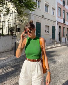 Bright Colored Outfits Casual, Classy Italian Outfits, Glamorous Spring Outfits, Spring Floral Outfits, Timeless Summer Outfits, Parisian Summer, Portugal Fashion, European Summer Outfits